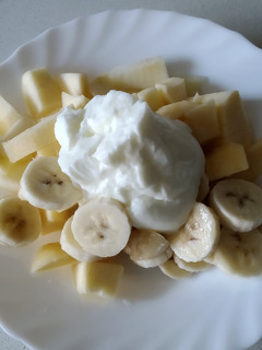 Una foto de Fruta y yogurt