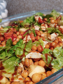 Una foto de Ensalada templada de garbanzos tostados