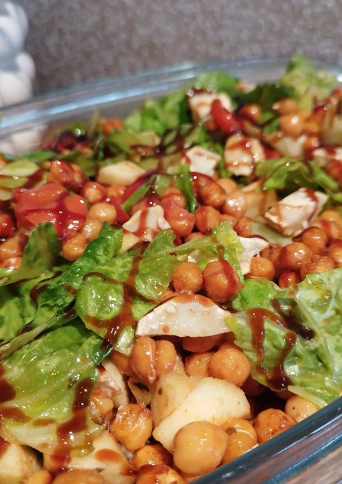 Una foto de Ensalada templada de garbanzos tostados