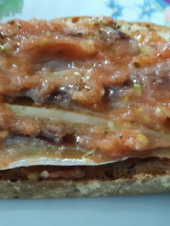 Una foto de Sardinas ahumadas con tomate, ajo y albahaca