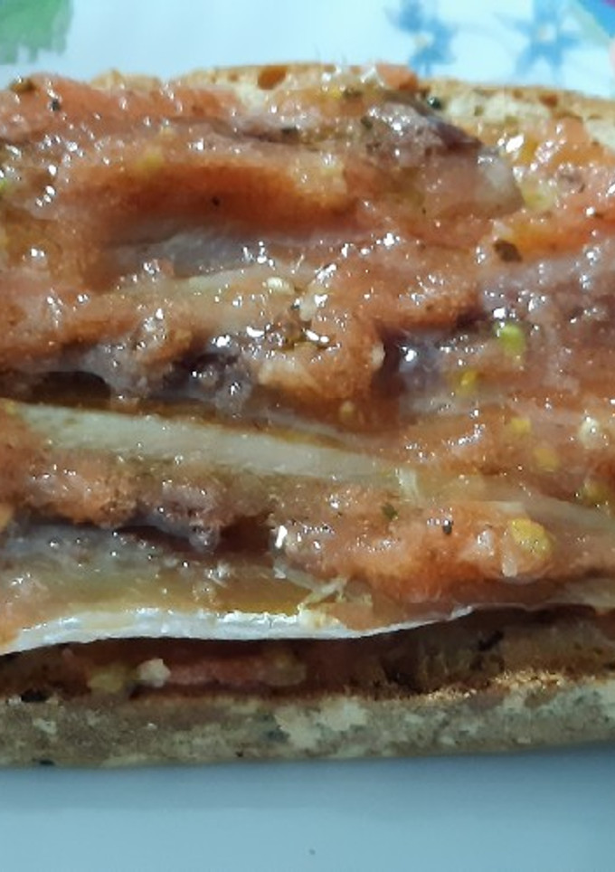 Una foto de Sardinas ahumadas con tomate, ajo y albahaca
