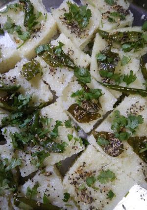 A picture of Rava dhokla.