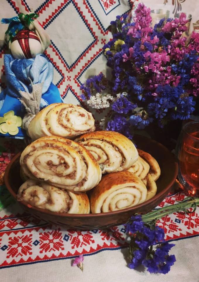 Булочки з горіхами, корицею та грушами