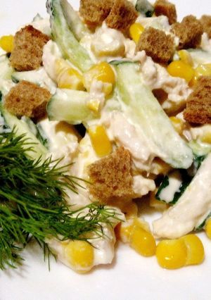 Фото Салат с курицей, кукурузой и огурцами на Новый год.