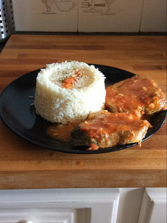 Una foto de Merluza en salsa con guarnición de arroz blanco