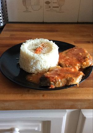 Foto principal de Merluza en salsa con guarnición de arroz blanco