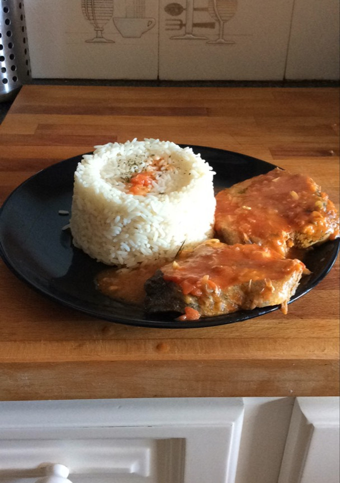 Una foto de Merluza en salsa con guarnición de arroz blanco