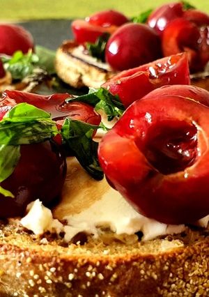 Balzsamecetes-cseresznyés krémsajtos pirítós recept fotója