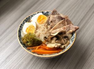Una foto de Miso Ramen de cerdo y hongos 🇯🇵