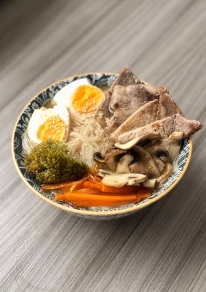 Una foto de Miso Ramen de cerdo y hongos 🇯🇵