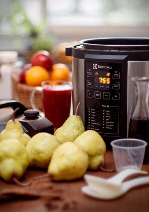 Una foto de Peras al vino en olla a presión Electrolux