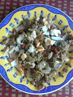 Una foto de Habas tiernas con pechuga de pavo, champiñones y huevo cocido