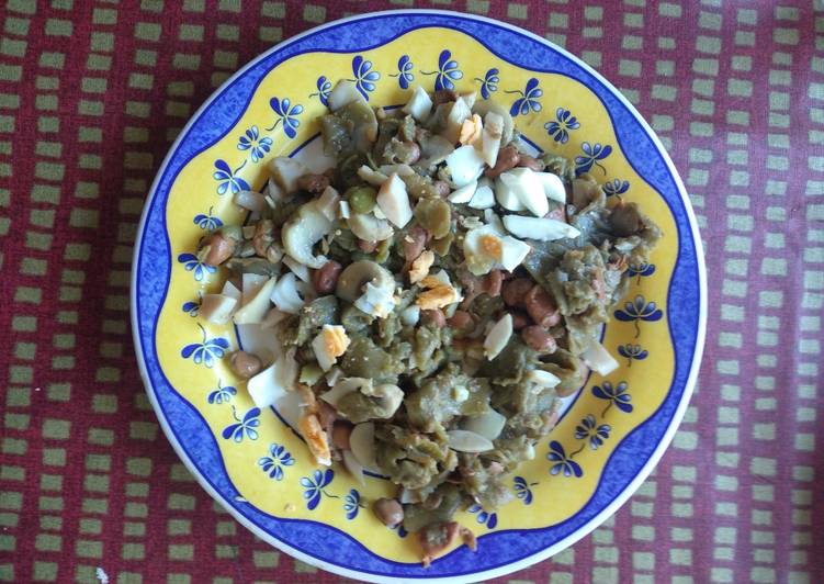 Habas tiernas con pechuga de pavo, champiñones y huevo cocido