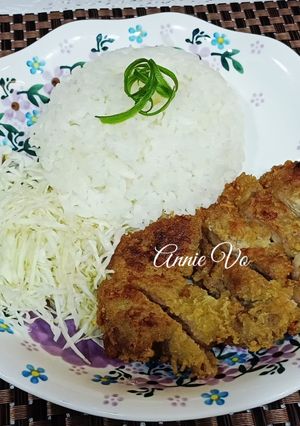 Hình của món Cơm thịt chiên xù Tonkatsu.