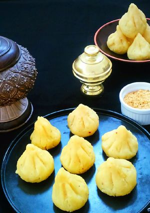 A picture of Puran Poli Modak.
