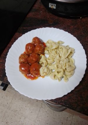 Foto principal de Albóndigas Mixtas en Salsa con Pasta al Ajillo