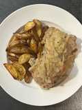 Sovraccosce di pollo al vino bianco e cipolle con patate rustiche al forno