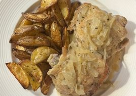 Sovraccosce di pollo al vino bianco e cipolle con patate rustiche al forno