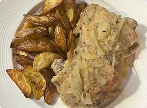 Foto di Sovraccosce di pollo al vino bianco e cipolle con patate rustiche al forno