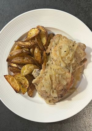 Foto di Sovraccosce di pollo al vino bianco e cipolle con patate rustiche al forno