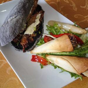 Bocata de calamares con pan negro con tinta de calamar y cucuruchos de calamares con ensalada