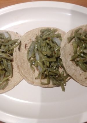 Una foto de Tacos de nopales fritos