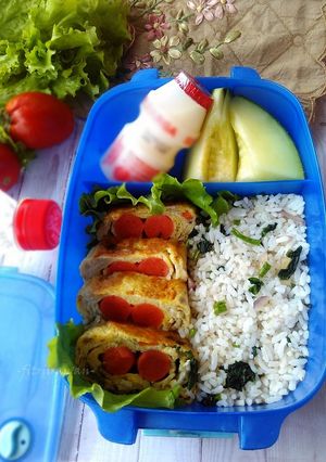 Foto resep Bekal Anak Praktis, Omelet gulung dan Nasi kangkung