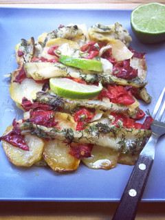 Una foto de Montadito de bacalao congelado, patatas y pimientos de Piquillo al horno