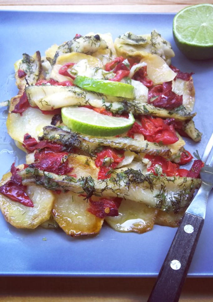 Una foto de Montadito de bacalao congelado, patatas y pimientos de Piquillo al horno