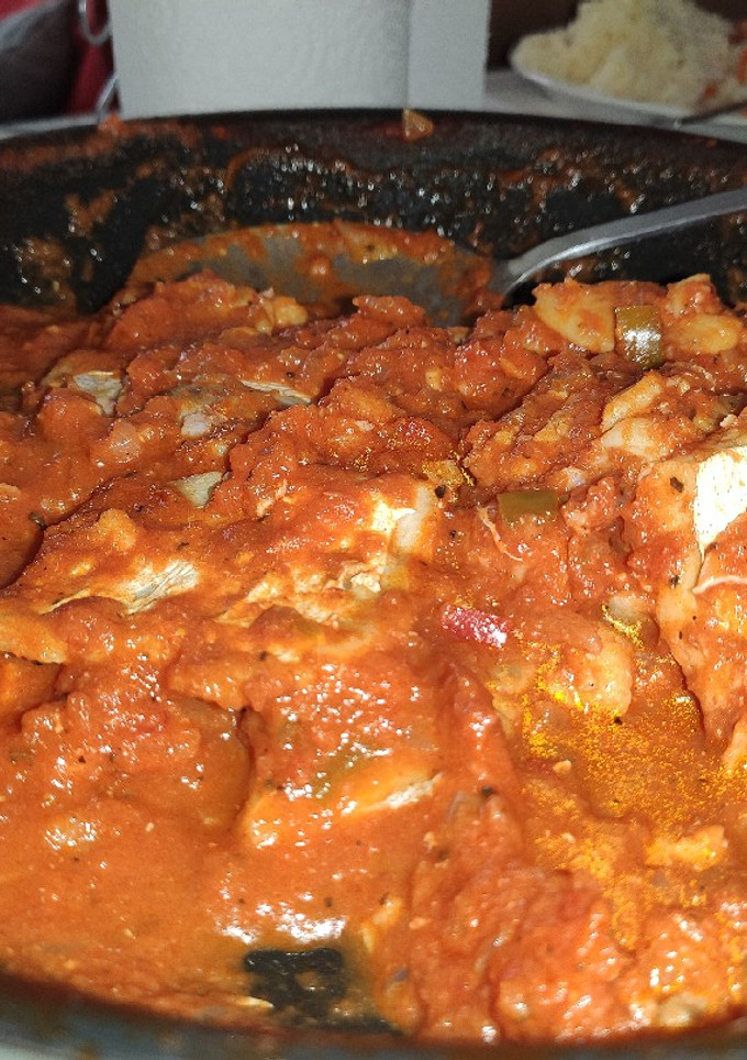 Una foto de Bacalao con salsa de tomate picante