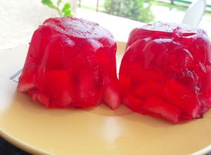 Una foto de Gelatina con pedacitos de manzana🍎