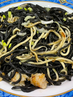 Una foto de Espagueti nero con langostinos y gulas