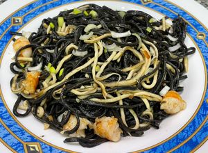 Una foto de Espagueti nero con langostinos y gulas
