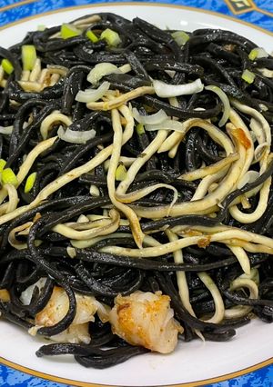 Una foto de Espagueti nero con langostinos y gulas
