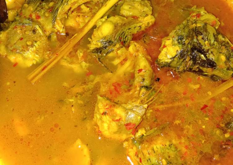 Bahan Menyiapkan Ikan mas kuah kuning yang praktis