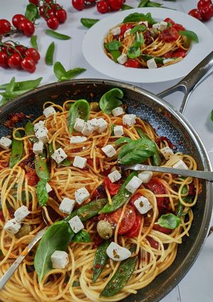 Zdjęcie przepisu Spaghetti pomidorowe w zieleni.