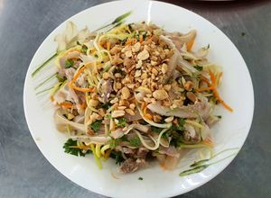 Hình của món Nộm tai heo xoài xanh.