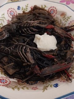 Una foto de Fideos negros en un plis plas.Más rápidos imposible