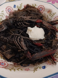 Una foto de Fideos negros en un plis plas.Más rápidos imposible