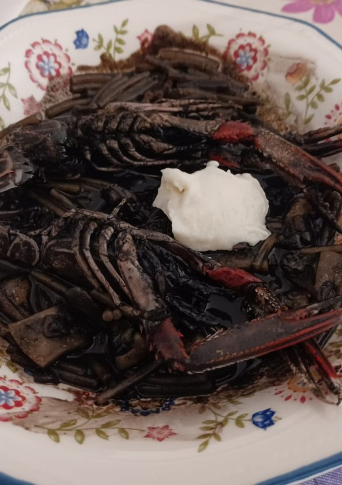 Una foto de Fideos negros en un plis plas.Más rápidos imposible