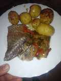 Sama con verduras y papas embarradas al horno