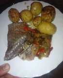 Sama con verduras y papas embarradas al horno