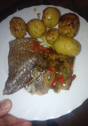 Una foto de Sama con verduras y papas embarradas al horno