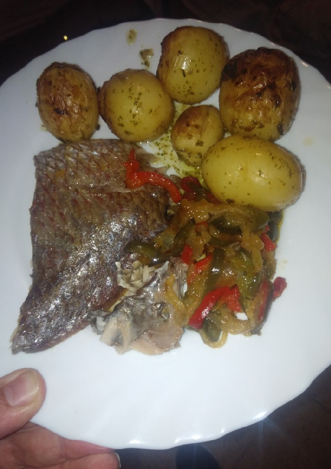 Una foto de Sama con verduras y papas embarradas al horno