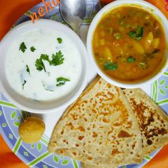 A picture of Aloo Mater gravy.