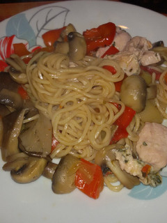 Una foto de Noodles con verduras y pavo a la cerveza negra