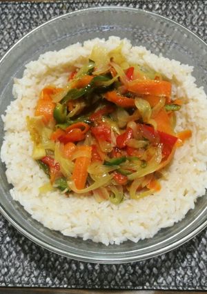 Una foto de Volcán de Arroz con verduras salteadas!