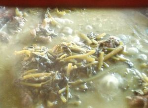 Una foto de Verdolagas con espinazo en salsa verde