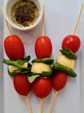 Pinchos o brochetas caprese 🍢 albahaca, tomate, queso y oliva