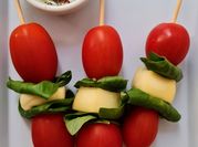 Una foto de brochetas con mozzarella